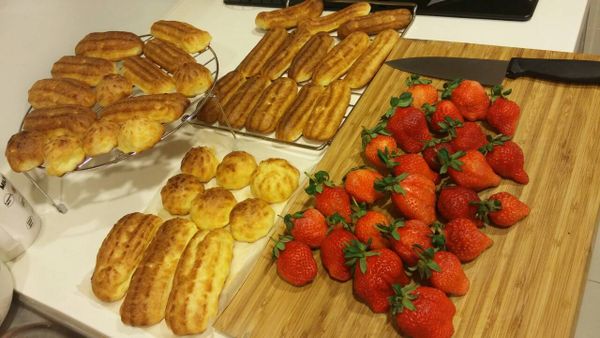 烤至膨脹金黃色後,放至冷卻架上放涼