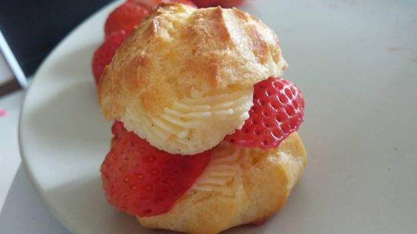 圓型小泡芙由底部擠入卡士達醬
大泡芙或閃電泡芙以小刀橫切,擠上卡士達醬,擺上草莓