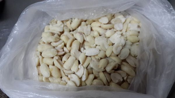 花生仁洗淨後稍瀝乾放入袋子擺冷凍庫約一晚(多放也無訪)