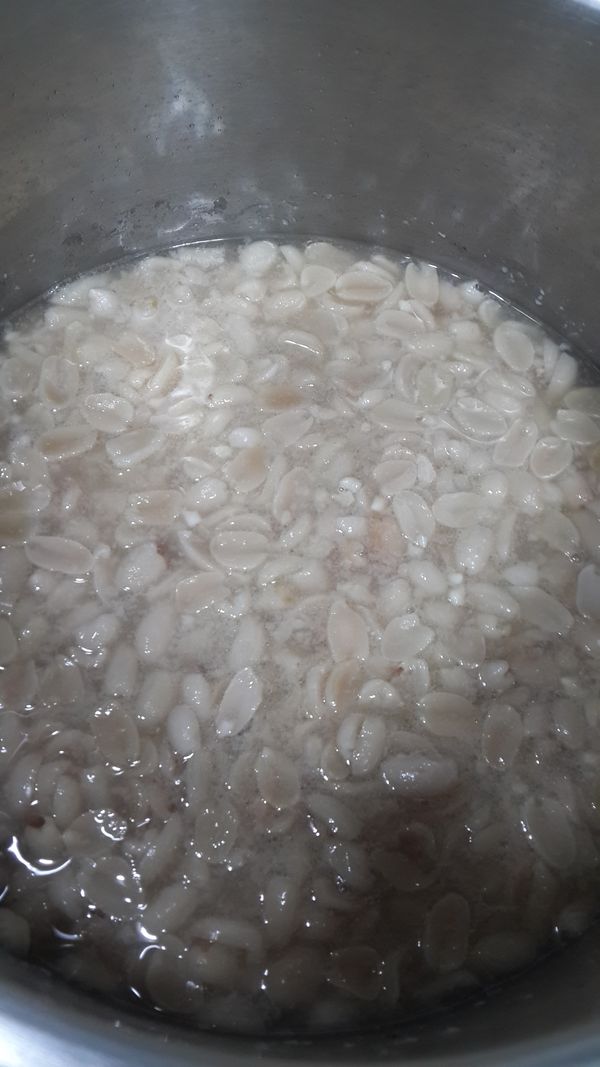 跳起後端至瓦斯爐上加水煮滾~好吃綿密的花生仁湯完成~