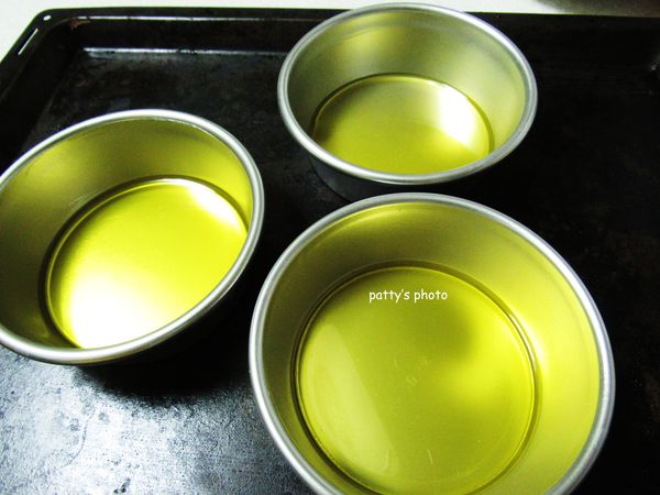 在烤模裡各倒入1大匙油（也可以用奶油），放進200度烤箱裡加熱。