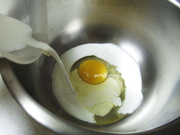 將牛奶、蛋打散。