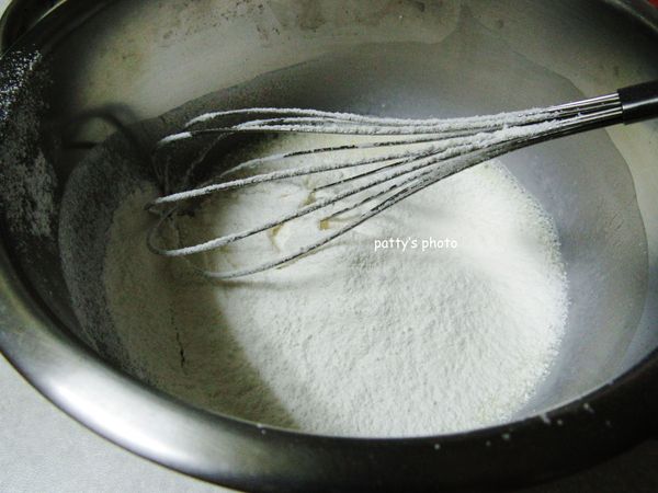 再拌入過篩的低筋麵粉、鹽，攪拌均勻。靜置一下。