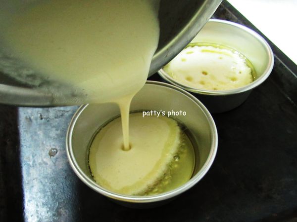 烤模內的油已經熱滾滾時，拿出，快速倒入麵糊，放進烤箱烤18-20分鐘。