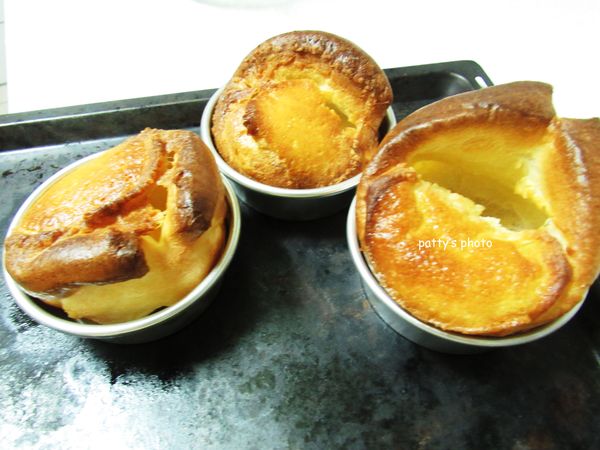 烤好的布丁表面金黃、中央凹陷，酥鬆很好吃。