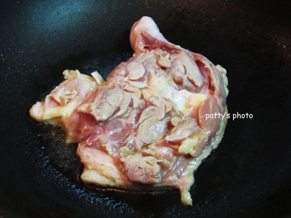 鍋子熱後，放進雞腿排，雞皮先朝下，用中火煎至表面金黃，再翻面煎，可保有雞肉軟嫩外，也可以爆出多餘的雞油。