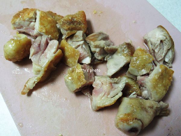 雞肉八分熟後取出，切小塊。