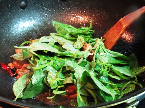 放入一大把九層塔（我是九層塔控）。再放進汆燙熟的豌豆，拌一下。