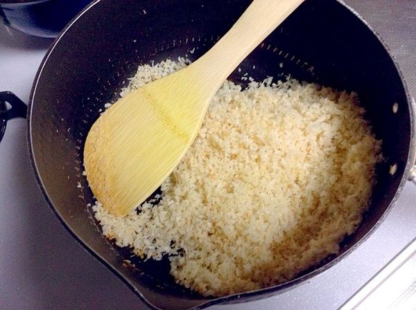 鍋中加入3大匙油，加入麵包粉，開中火拌炒，不斷拌炒。
重點：油量不可省，麵包粉若炒的不油油酥酥，效果就會大減喔。