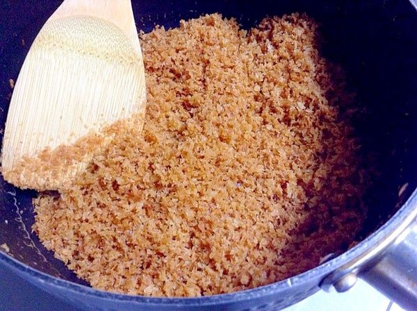 炒到有點變色，轉小火，一定要從鍋底翻炒，這樣顏色才會均勻。
這是炒到10分鐘的樣子。