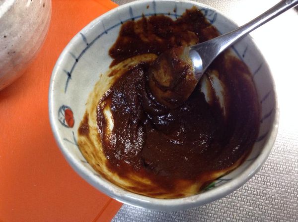 先將味噌（我使用紅味噌，顏色較深，沒有味噌也可以使用醬油膏調味）、醋、砂糖攪拌均勻化開成濃稠狀。