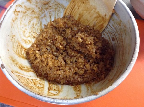 將熱飯和醬汁混合，然後是飯匙稍微剁一剁飯粒，產生一點黏性。