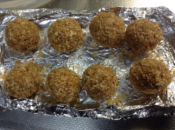 全面沾上炒香的麵包粉，沾第一次放好約1分鐘後，再沾第二次，這樣上兩色，讓麵包粉更固定地黏在米丸上。
鋁箔紙上塗油，放上丸子，然後送入烤箱（我用小烤箱）。
200度烤3分鐘後，打開烤箱門，用筷子換一換方向，這樣重覆3到4次，大概總共烤了12分鐘，表面呈微微焦香狀即可。