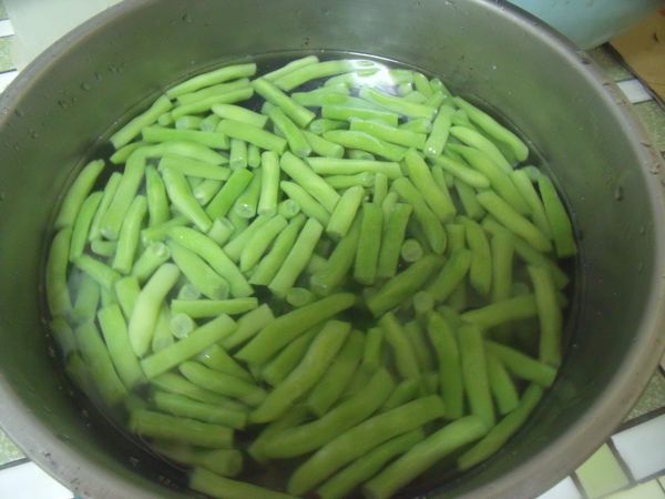 燙熟後,放入冷開水中,不要泡太久,以免甜份流失。