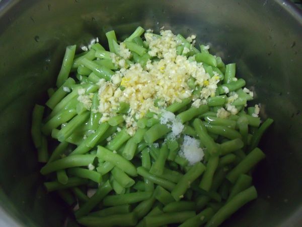 水瀝乾後,放入蒜末,香油,鹽,拌勻。
