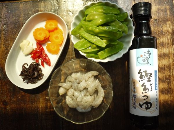 備料:蒜頭拍碎.木耳及辣椒切絲.胡蘿蔔切片.荷蘭豆洗淨去蒂去除兩邊粗纖維