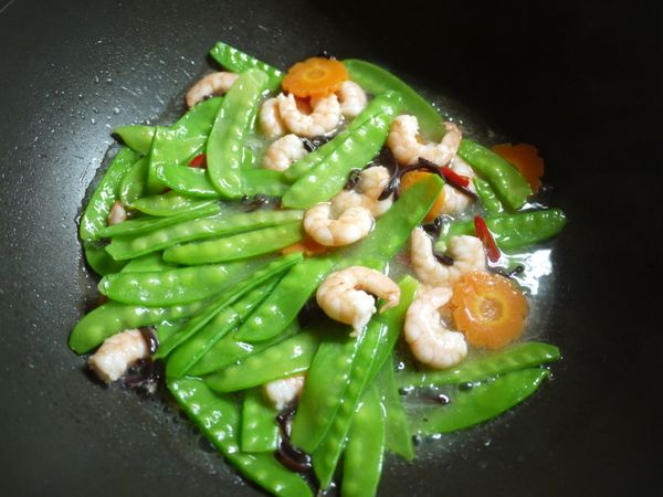 加入少許水煮滾後徐徐加入太白粉水拌炒