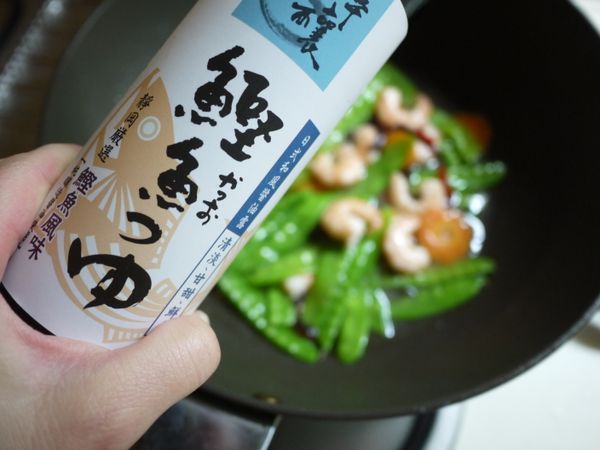 最後加入淬釀醬油露靜岡鰹魚１大匙及少許白胡椒粉調味，起鍋前淋１小匙香油即可盛盤