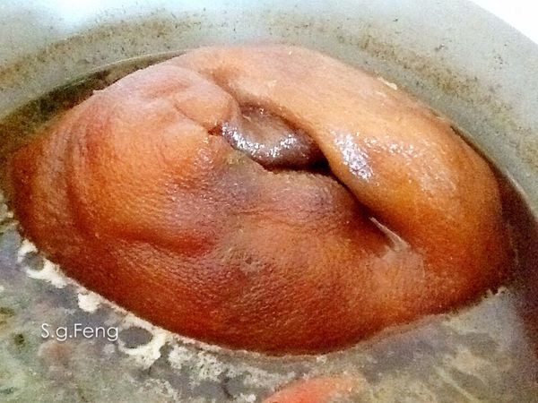 取至燉鍋，放入調味料，加水至與肉齊高，開大火煮滾後改小火，燉煮約1.5小時（視個人喜愛肉的軟度，斟酌調整煮的時間），這期間需適時的翻面燉煮。