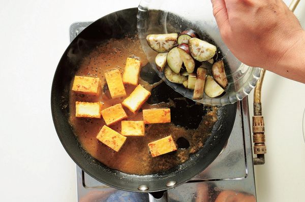 加入調味料A 後將茄子放回鍋中燉煮，最後盛在白飯上。