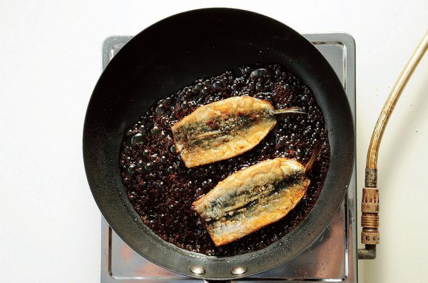 待沙丁魚上色後翻面，再加入調味料A煮至入味，最後盛在白飯上並放上角椒。