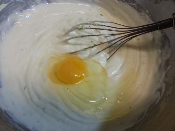 兩顆蛋分次加入拌勻，不要過度攪拌