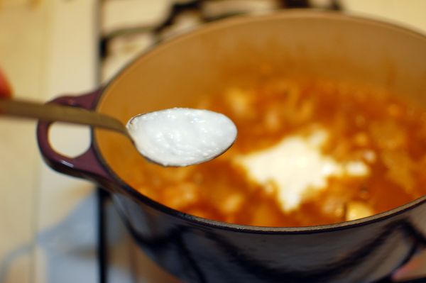 加入兩匙無糖優格以及蘋果泥，把蒸熟的紅蘿蔔也放進來，全部攪拌均勻後，關小火悶煮約10分鐘