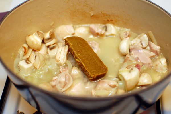 丟入咖哩塊，加少許的水，攪拌至咖哩全部融化後，再加一點水至剛好蓋過所有食材