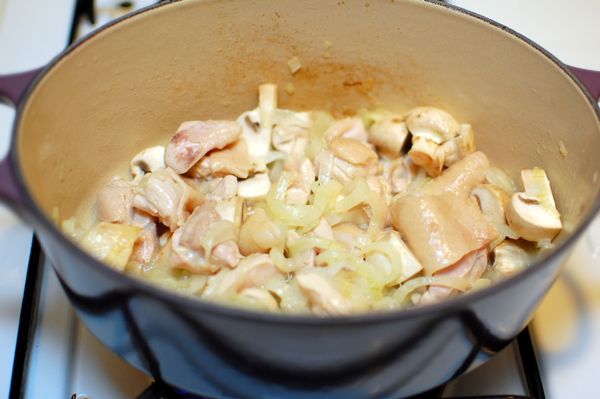 熱鍋倒入些許橄欖油，將洋蔥與蘑菇翻炒至香味飄出後，加進雞肉炒至變色