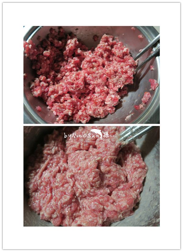 肉餡加入白胡椒.鹽.醬油.米酒.鮮味炒手.太白粉.米酒.和玉米罐頭瀝出的湯汁.順食鐘方向打到有點黏性