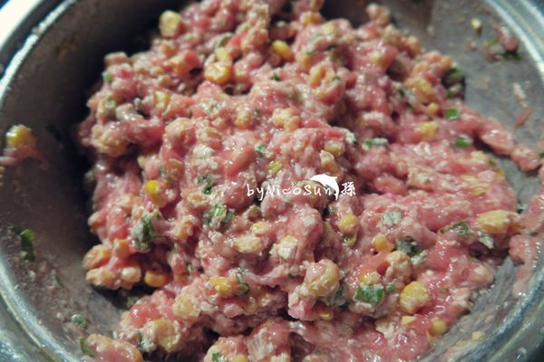 放入冰箱.冰一小時.肉餡較凝固.比較好包