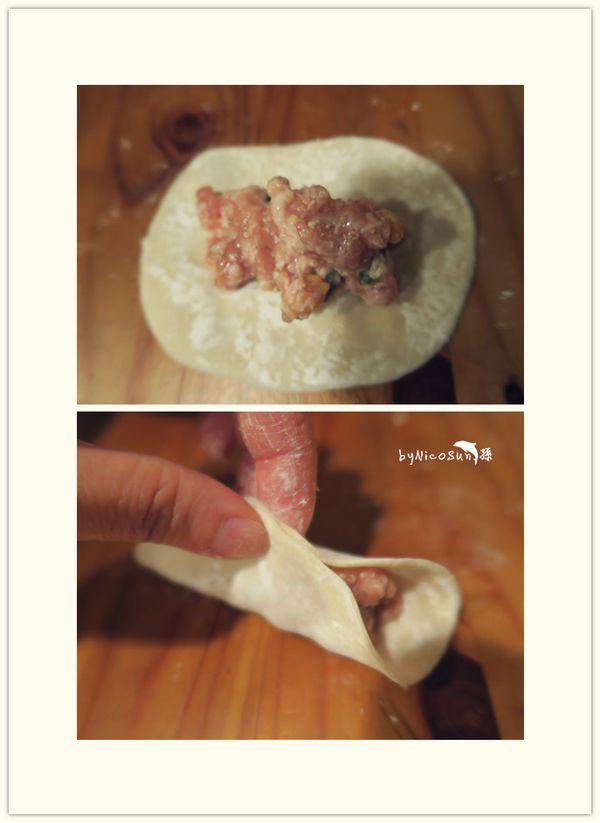 放入肉餡.兩邊捏緊