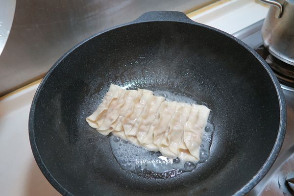 加水淹至鍋貼1/3.蓋上鍋蓋.待聽見鍋中滋滋聲變大.即完成