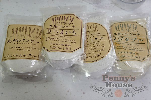 鬆餅粉一包+牛奶＋雞蛋，混盒均勻，就倒入平底鍋中小火煎。