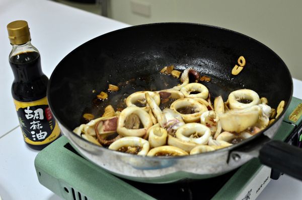 再放入中卷，並淋上米酒及醬油調味後放入辣椒。