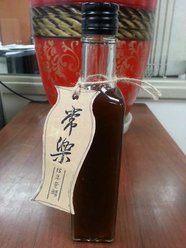 先將陳年紅蘿蔔醋.橄欖油.鹽.糖打成乳狀製成調味醬汁