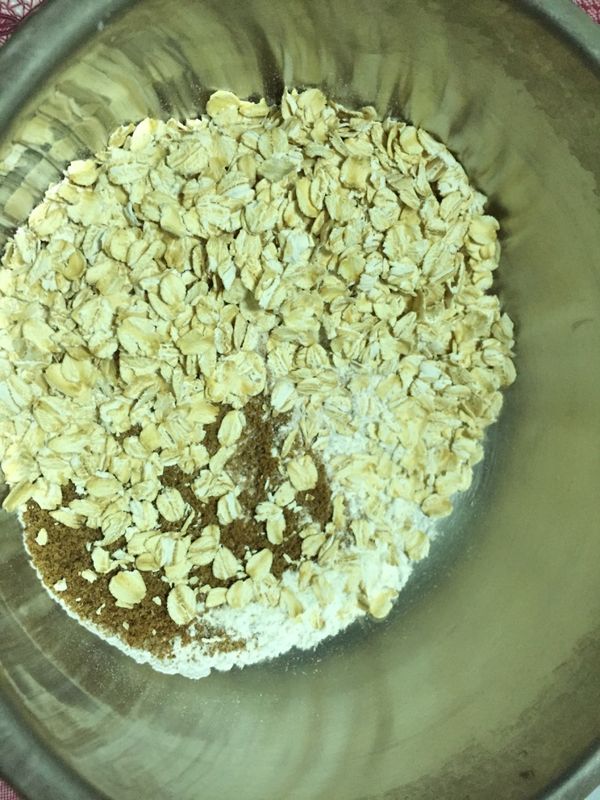 大燕麥片、低筋麵粉、黑糖、鹽拌勻