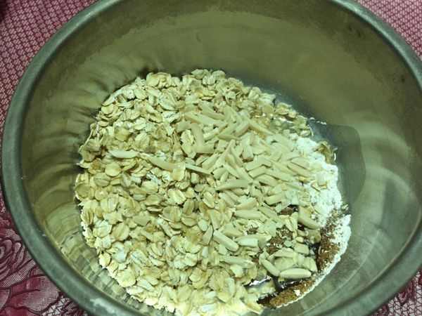 加入植物油、鮮奶及杏仁條拌勻