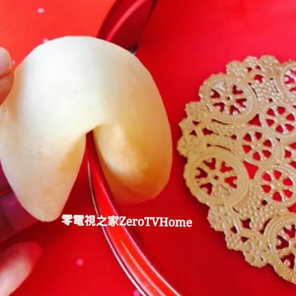 烘烤7~8分鐘左右，看見餅乾邊緣稍微變黃，就可以把烤盤拿出來。
 
將餅乾對折後，大拇指和食指撐住餅乾的內心，再像包餛飩那樣，朝中央一折。
 
或者把對折的餅乾往鍋沿(杯沿/餅乾盒邊緣)一壓，讓餅乾的中心部份凹陷，即可壓出類似於餛飩造型的幸運籤餅了。(如圖)