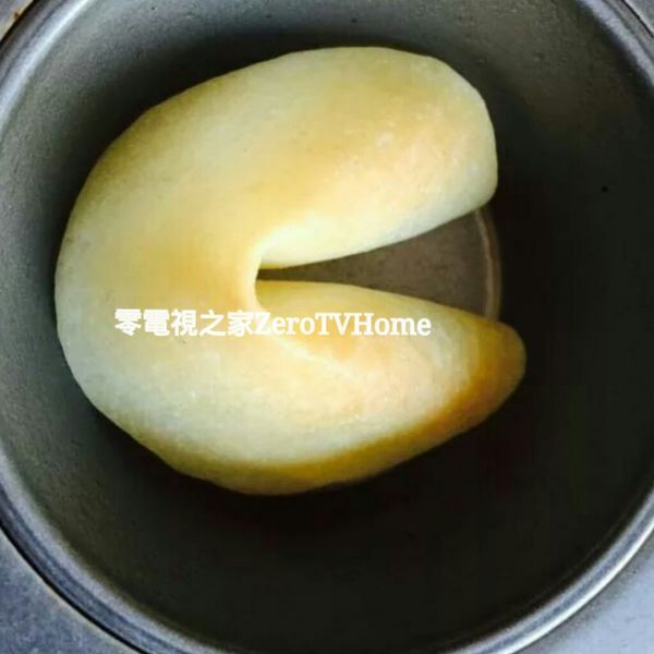 將微熱的幸運籤餅放在馬芬烤盤裡面，如此可以幫助籤餅定型，讓它慢慢冷卻。(如圖)