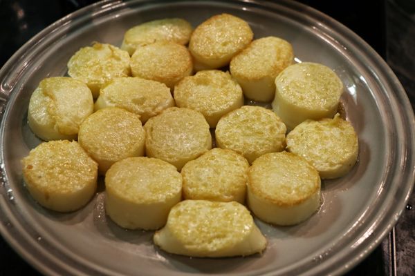 玉子豆腐切厚塊，放入煎鍋中煎至兩面金黃色，盛起放在盤上，備用。（玉子豆腐會比較煎，可先將兩面抹上少許生粉，才入鍋煎。）