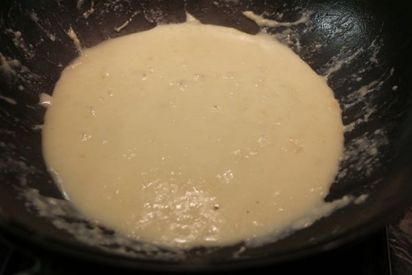 將豆漿倒入，邊倒邊攪拌，直到變黏稠。（如喜歡白汁比較稀，可酌量加多點豆漿。）