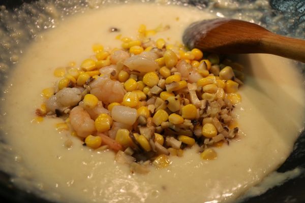 然後將剛才炒過的蝦仁材料放回白汁中炒勻，再加少許鹽和白胡椒粉調味。