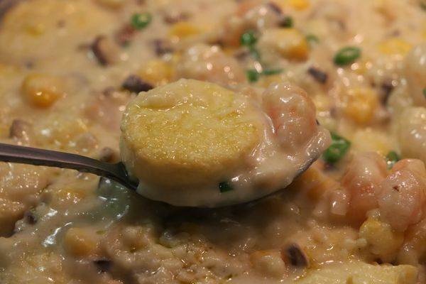 最後，把炒好的白汁材料淋在玉子豆腐上，撒少許蔥花即可。