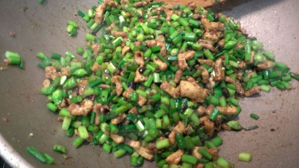 加入韭菜花，糖，醬油，炒約1分鐘。熄火，淋上香油，就完成這道料理了。