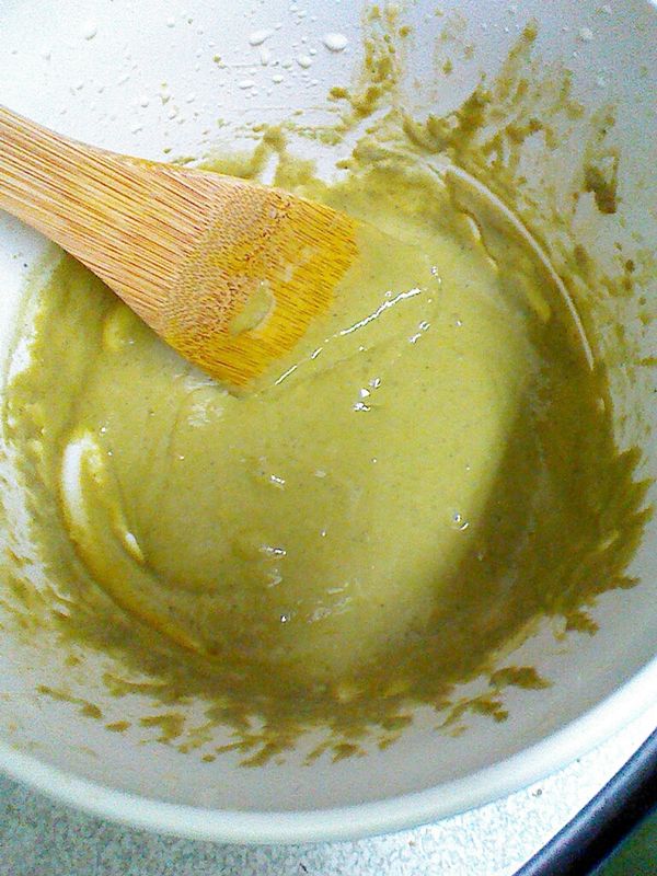 蛋黃加入糖打勻，加入牛奶和橄欖油。加入過篩的麵粉和抹茶粉攪拌勻。再加入檸檬汁拌勻。