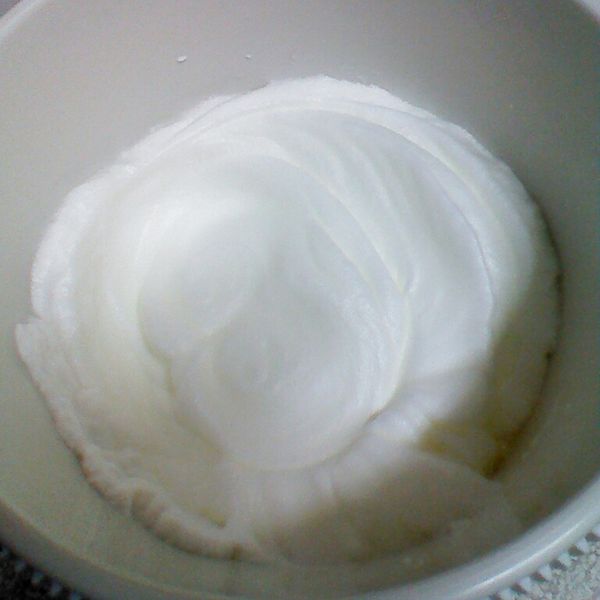 將蛋白用快速打發。再用慢速做結束。