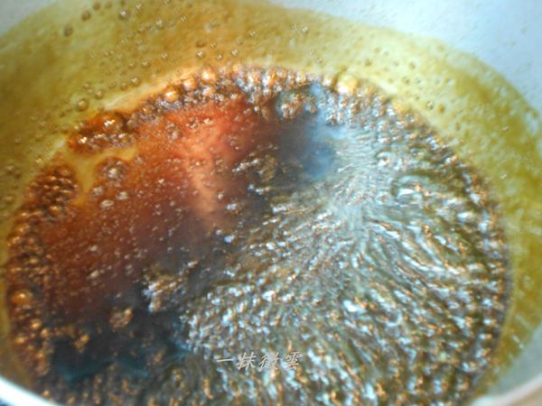 黑糖底部都開始融化了，再將剩餘的開水倒入，不用攪拌只須端起小鍋以搖晃方式讓焦糖液均勻溶解即可