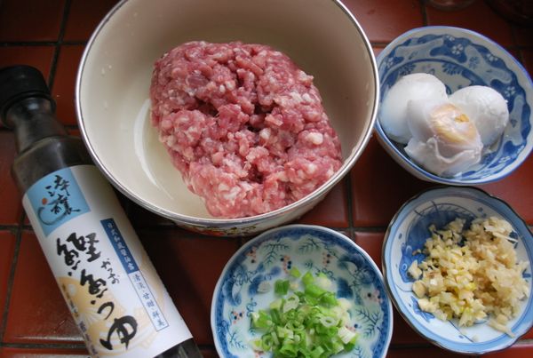 準備材料如圖片，蔥花、鹹蛋三顆、薑末與蒜末、味全鰹魚露。