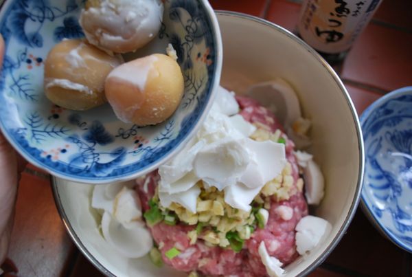 將鹹蛋的蛋黃與蛋白部分分開。蛋白先放入豬絞肉碗中。 蛋黃放著備用。